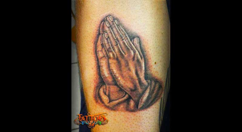 tatuaje rezando